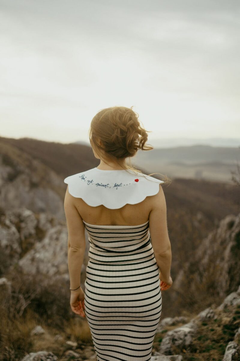 Paris, café, croissant, beret ... White Collar