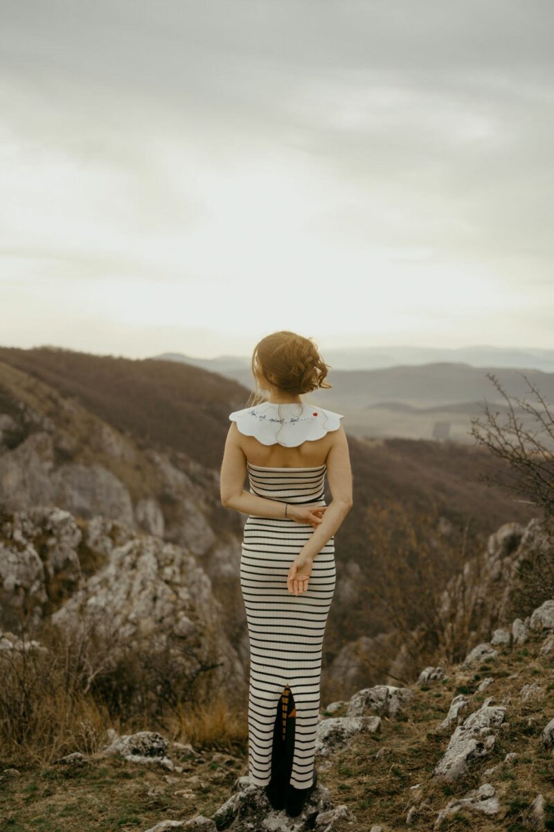 Paris, café, croissant, beret ... White Collar