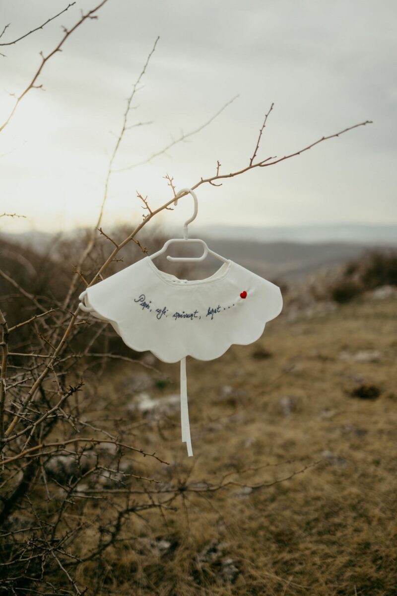 Paris, café, croissant, beret ... White Collar