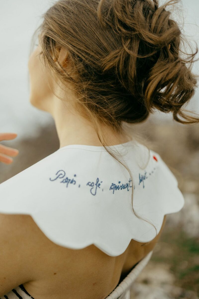 Paris, café, croissant, beret ... White Collar